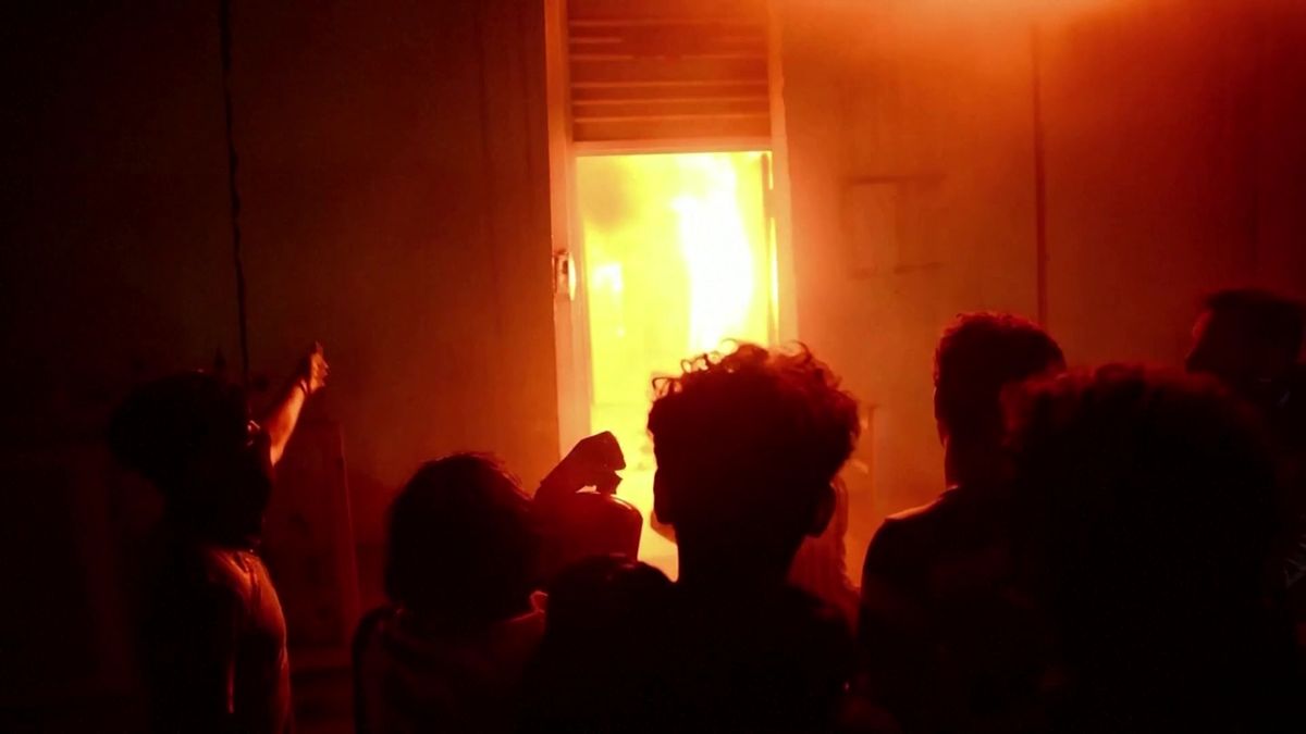 Video: V Iráku hořel íránský konzulát, mrtvých demonstrantů přibývá